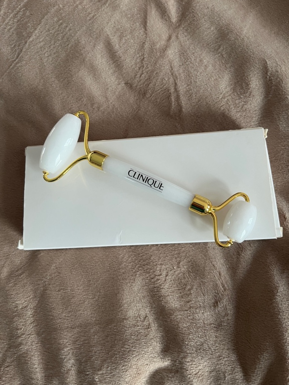 Clinique White and Gold Double-Ended Quartz Facial Roller - Picture 2 of 2